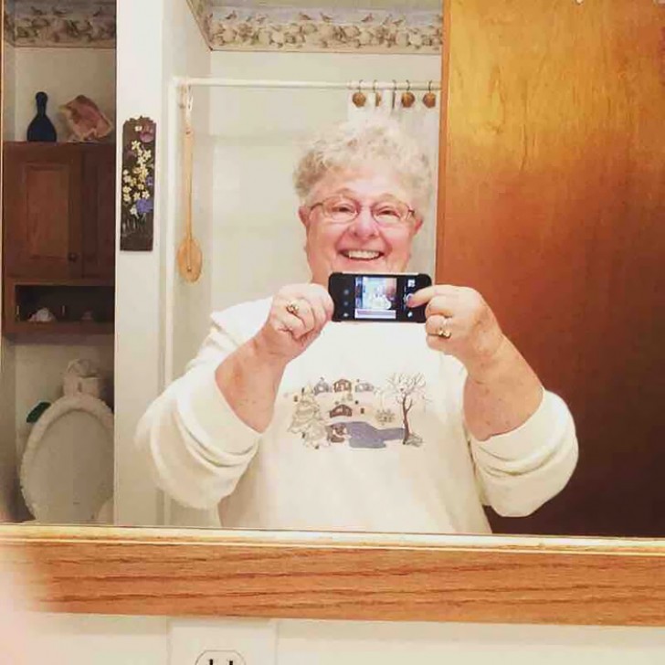 De eerste selfie van mijn oma: gebruikt ze frontcamera om een foto te maken in de spiegel...