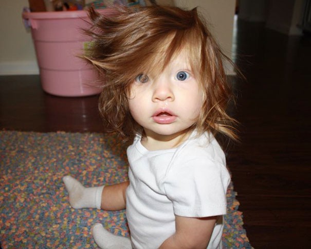 Nur ein Foto meiner zehn Monate alten Tochter und ihren vollen Haaren.