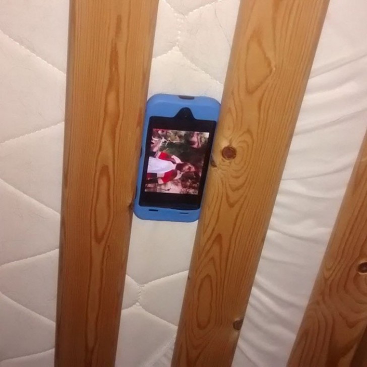 11. Sotto il letto non sarà così comodo, ma almeno lo smartphone si regge da solo!
