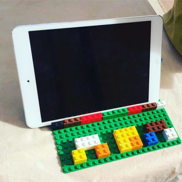 4. iPad stand van lego gemaakt door een jongen. Zijn moeder had erom gevraagd zodat ze recepten kon lezen in de keuken.