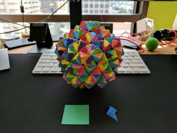 15. Ho realizzato questa palla con dei quadrati origami di 40 mm ciascuno.