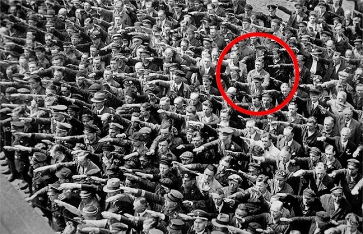 5. Ein deutscher Arbeiter weigert sich, den Nazi-Gruß zu machen, 1936