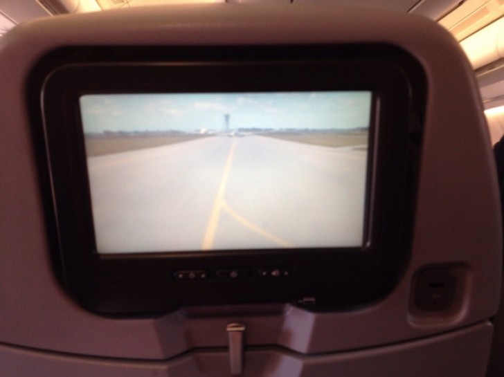 18. Il "canale TV" che ti permette di avere la "stessa" visuale del pilota dell'aereo.