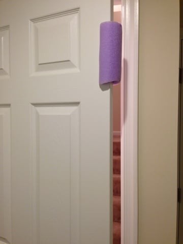 2. To prevent children from getting their fingers crushed by doors, attach a piece of floating tube to the door jamb.