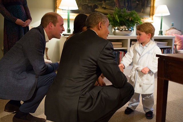 In molti scatti il Principe William appare inginocchiato per parlare con il figlio: in questa foto anche il Presidente Obama lo è.