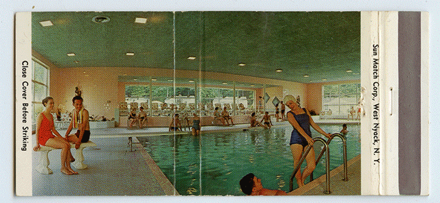 Die Reste des Schwimmbades des Grossinger's Catskill Resort Hotels.