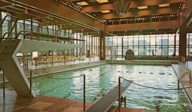 Das überdeckte Schwimmbad des Grossinger's Catskill Resort Hotel.
