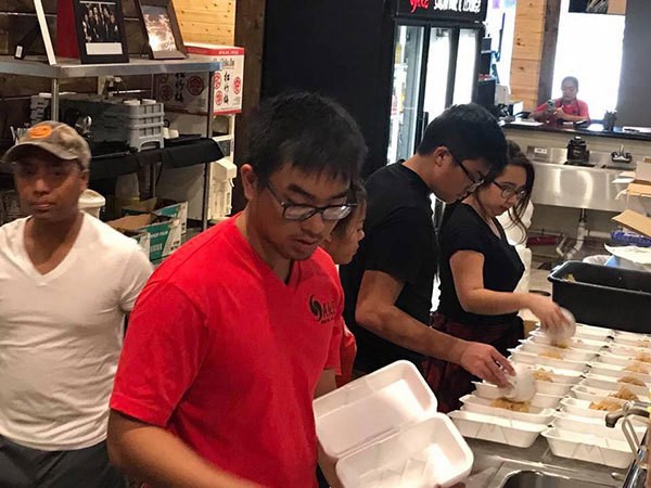 In het restaurant Sake&Sushi Bar in deze plaats in Texas is al het personeel ingezet om de mensen die zijn getroffen door orkaan Harvey te helpen.
