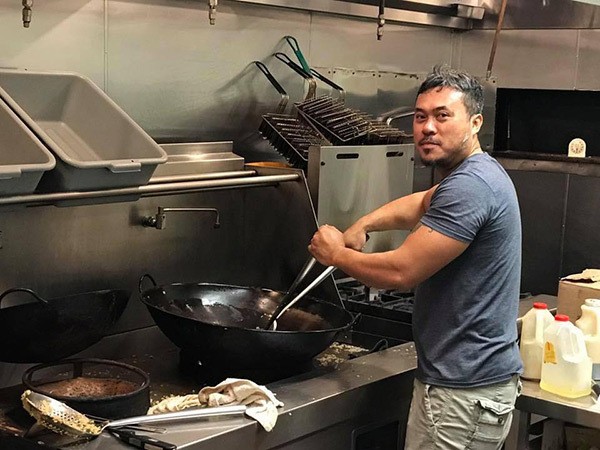 Het personeel van het restaurant heeft een dag en een nacht onafgebroken gewerkt om deze maaltijden met rijst, groente en kip te bereiden.