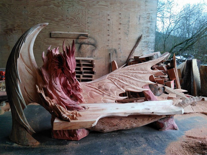Una delle sue creazione più notevoli è questo drago. Si trova seduto su una panchina e le sue ali abbracciano chiunque si sieda vicino a lui.