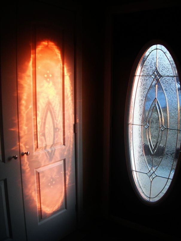 Stamattina la porta d'ingresso di casa mia sembra l'occhio di Sauron.