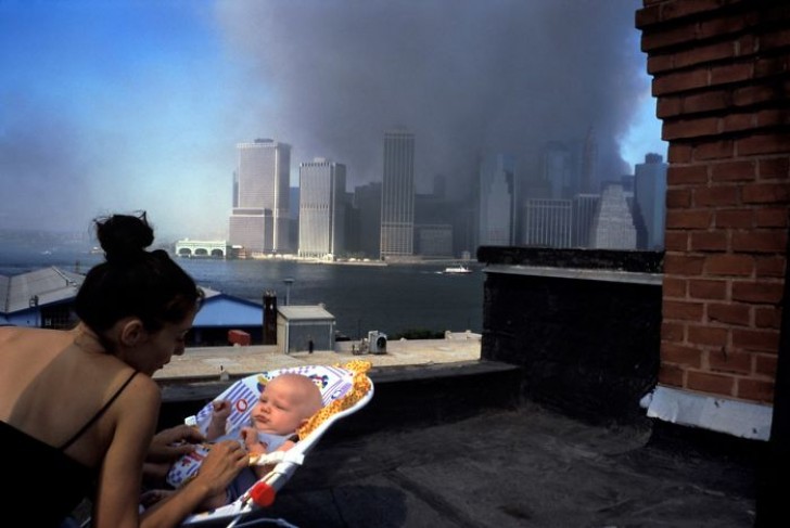 9. La vita continua su una terrazza a Brooklyn.