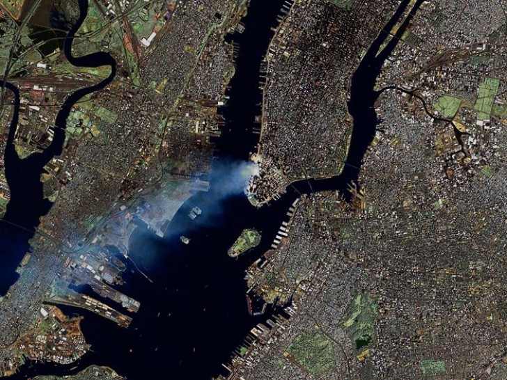 10. Les colonnes de fumée sont encore visibles sur cette photo satellite prise le 12 septembre.