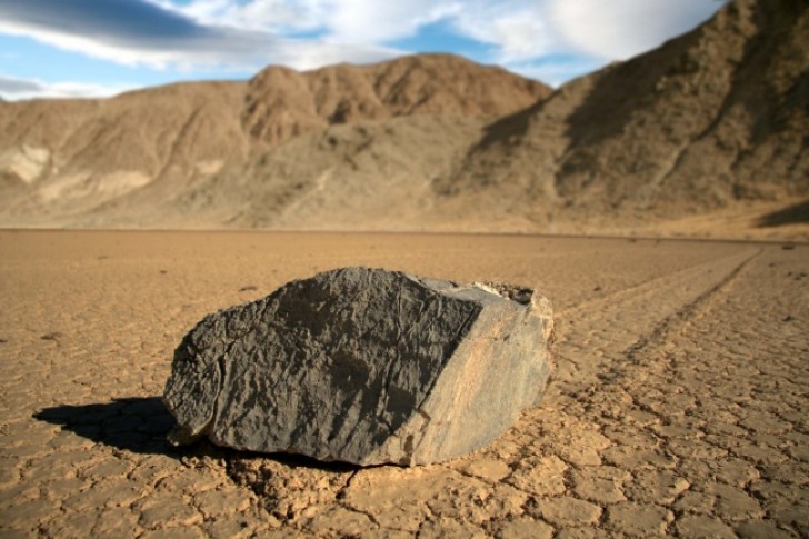 9. De bewegende stenen in Death Valley (vert. Vallei des Doods)