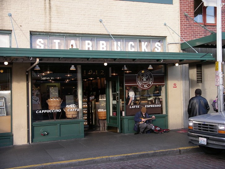 Il primo Starbucks aprì a Seattle il 31 marzo del 1971: si trovava nella zona del mercato di Pike Place fu fondato da tre studenti e si occupava solo della vendita di chicchi di caffè.