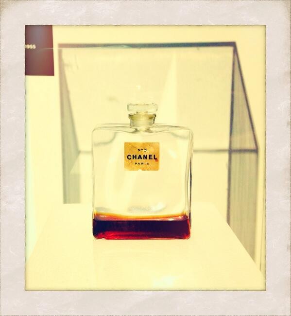Una delle primissime bottiglie del mitico profumo Chanel N° 5 (1921).
