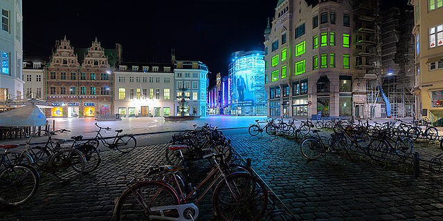 Ma ai danesi piace respirare aria pulita oltre a prediligere l'aspetto pratico della vita in città: se con la bici si fa prima, si va in bici.