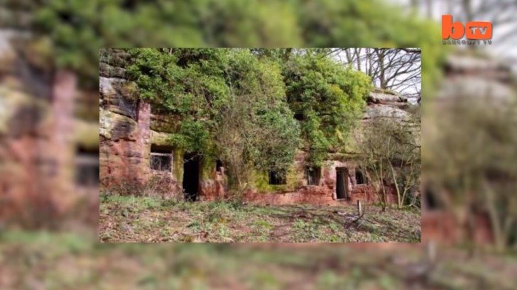 While walking in the countryside, he came across a cave by accident when he was looking for shelter from the rain. He was astonished by the structure and decided at that moment that he wanted to build his home there.