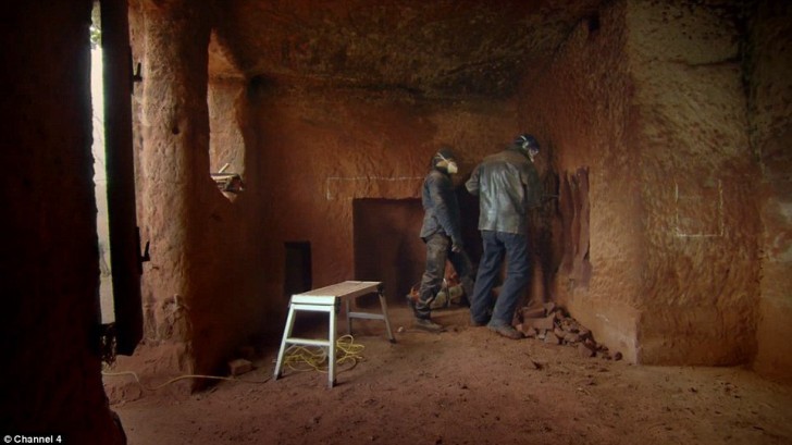 Acquistò la grotta e il terreno circostante: gli esperti gli dissero che la cava era vecchia di 3 mila anni, ma fino al 1940 fu usata come abitazione.