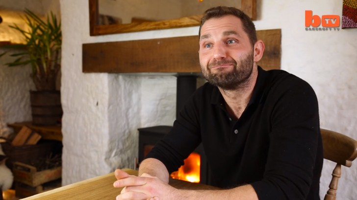 La idea de angelo era aquella de una casa funcional, confortable y respetuosa con el medio ambiente. Luego de 5 años y 80 toneladas de piedra removida, su sueño fue realizado.