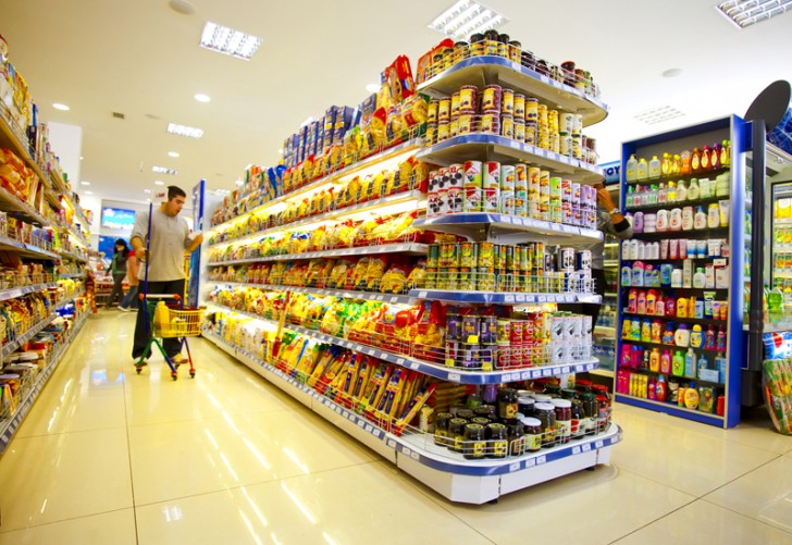 Dans les supermarchés, les produits les moins chers ne sont jamais placés sur les étagères centrales: n'oubliez pas de regarder sur les étagères du haut.
