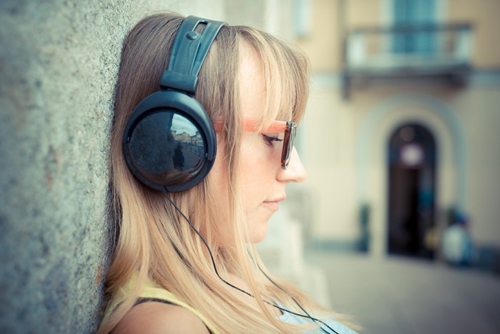 Door muziek te luisteren op hoog volume worden we rustiger en relaxter.