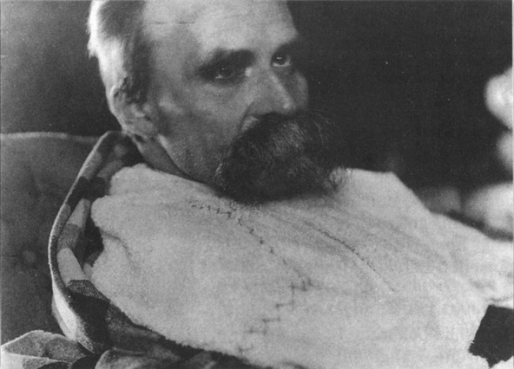 Friedrich Nietzsche in 1899 een jaar voor zijn dood nadat hij al verschillende beroertes en zenuwinzinkingen heeft gehad.
