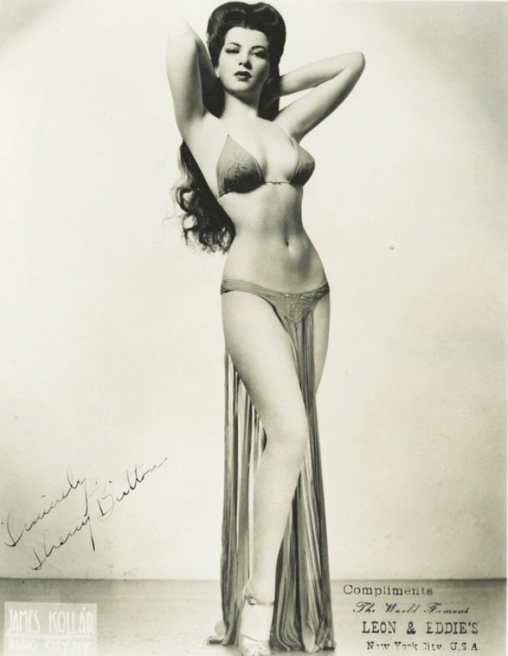 Burlesque-performer Sherry Britton die vooral bekend was in de jaren dertig en veertig van de 20ste eeuw. Met haar een meter zestig en een heupomvang van 46 had ze een figuur "waar je voor zou willen sterven"