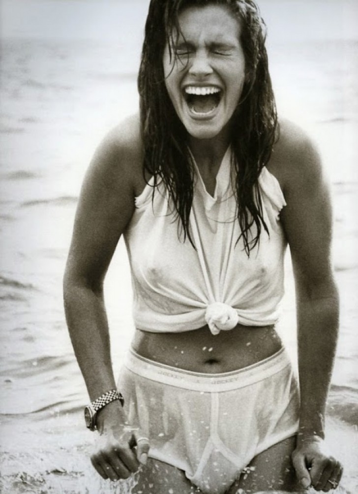 Julia Roberts nell'anno di Pretty Woman posa su una spiaggia di Malibu (1990).