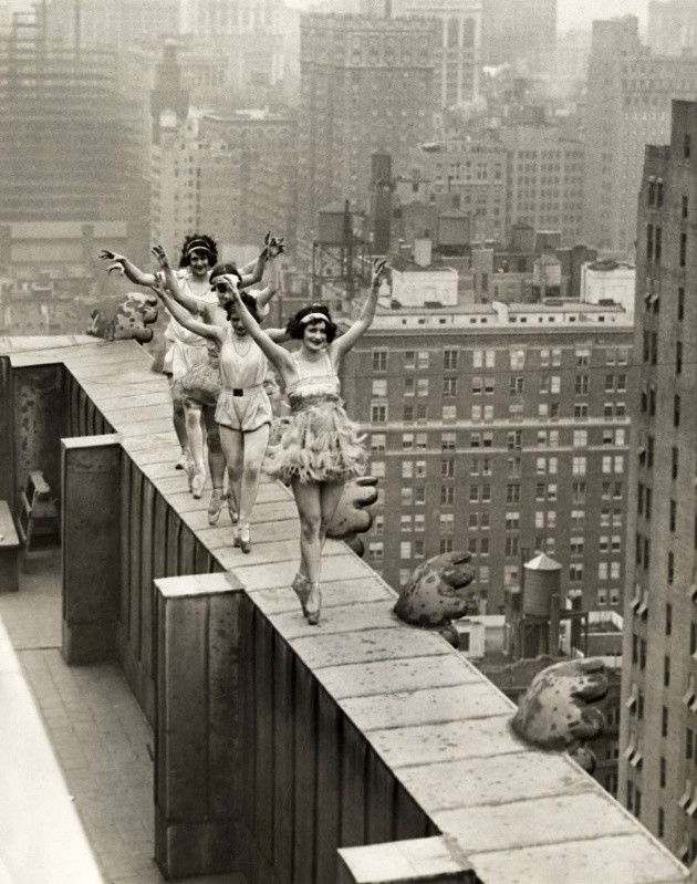 Klassieke danseressen 'showen' op de rand van een wolkenkrabber in New York (1925).