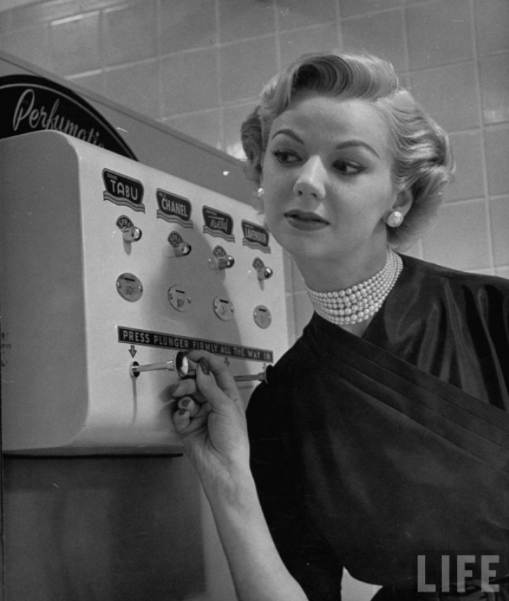 Un distributore di profumi del 1952.