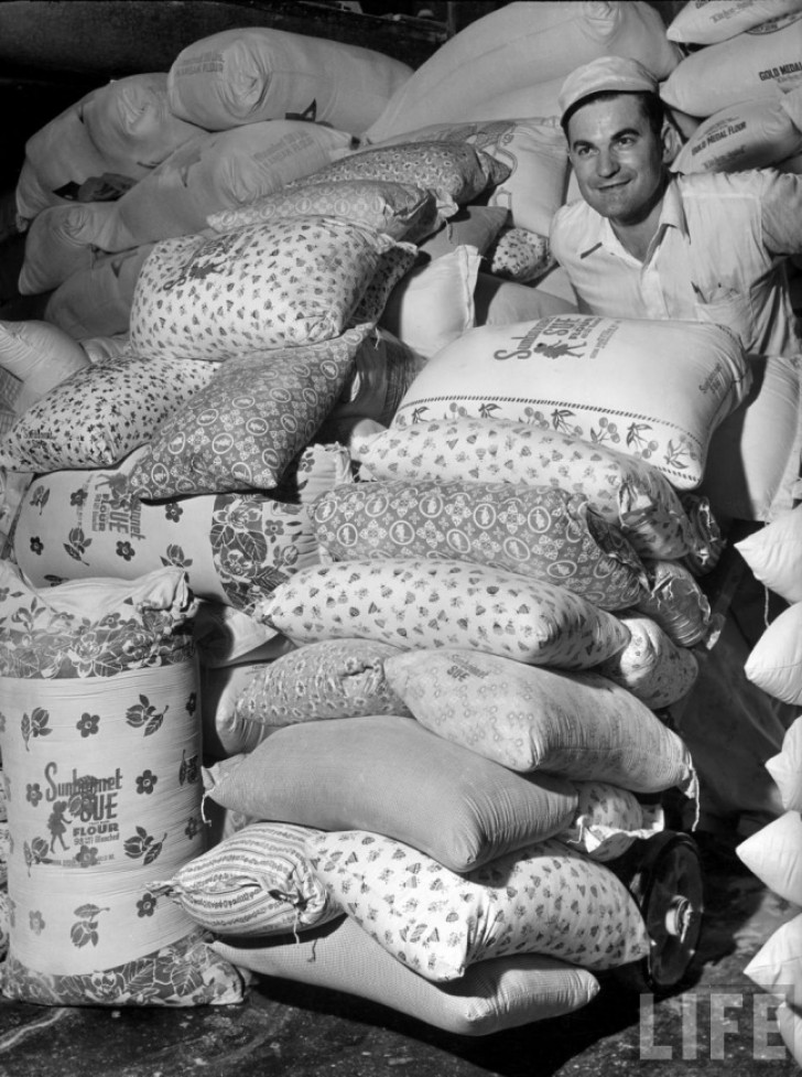 Een foto uit het crisisjaar 1929. Sommige bedrijven die zich ervan bewust waren dat veel moeders kleding voor hun kinderen maakten van lege zakken bloem begonnen de meest fantasierijke varianten ervan te maken.