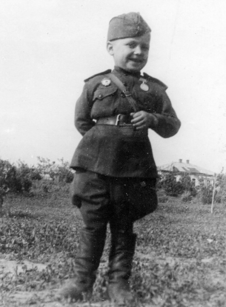 Een foto van Sergej Alesjkov de allerjongste soldaat die meedeed aan de Tweede Wereldoorlog. In 1942 was hij nog maar zes jaar oud.
