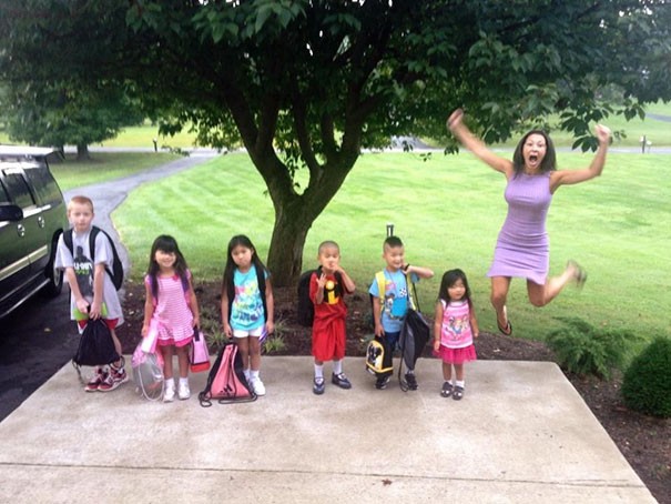7. Tout le monde publie une photo du premier jour de l'école: voici ma mère avec mes 6 frères adoptifs.