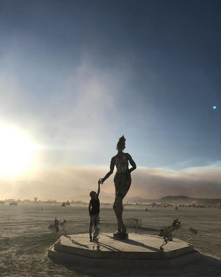 À la fin de la semaine, toutes les traces de l'événement sont éliminées. La tradition veut que le Burning Man, qui clôture traditionnellement le festival soit brûlé .