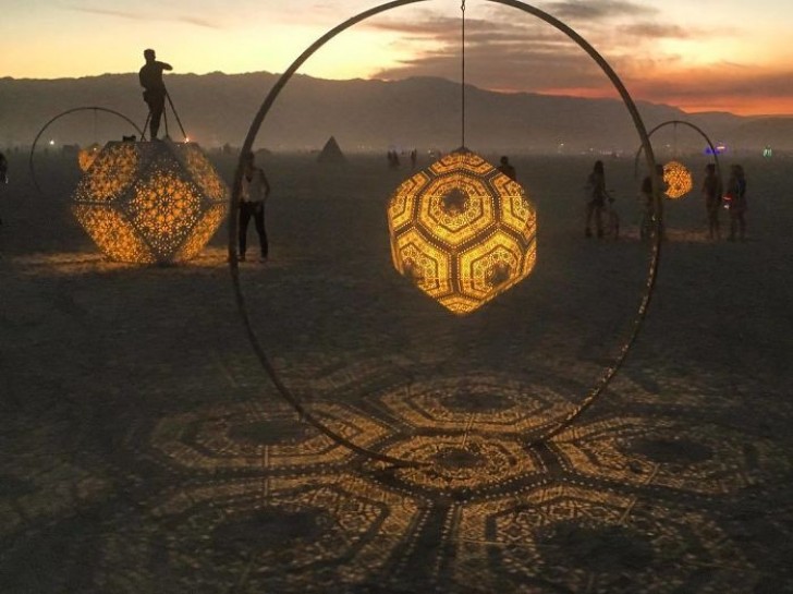 Het Burning Man-feest duurt een week en wordt tussen eind augustus en begin september gehouden.