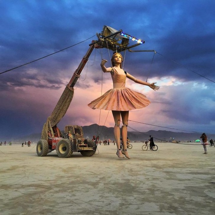 Les personnes qui y participent pratiquent divers types de méditation et donnent libre cours à la créativité: pendant le Burning Man Festival, rien n'est irréalisable.
