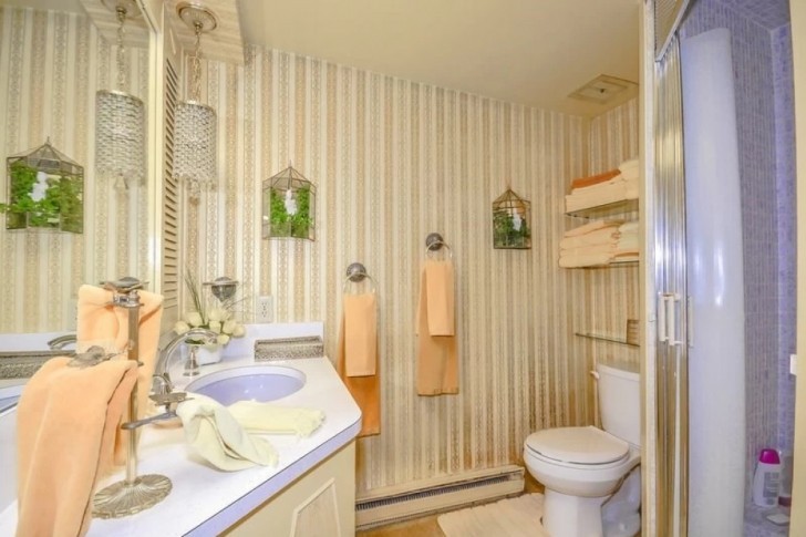 La décoration de la salle de bain des invités est totalement vintage.