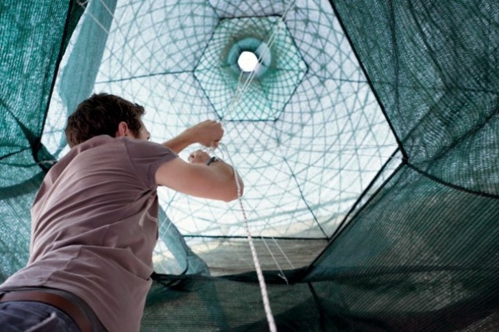 Het is een toren gemaakt van bamboestokken, bedekt met een gerecycled gaas van plastic, textiel polyethyleen.