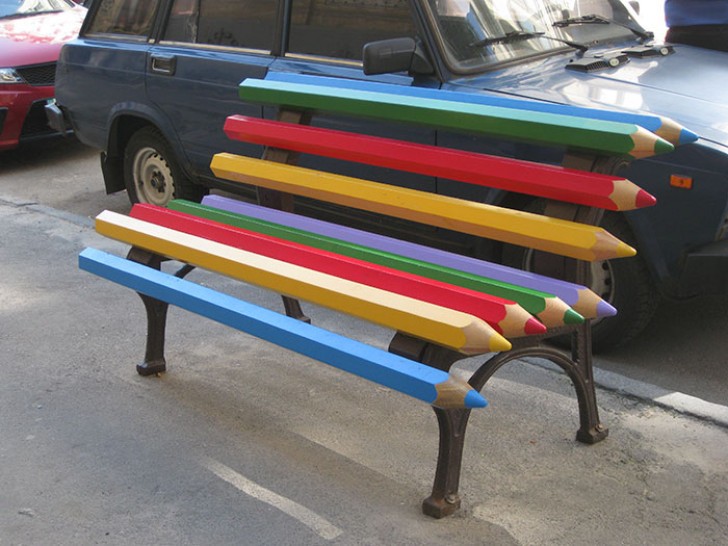 Kiev avec un sympathique banc de crayons de couleur.