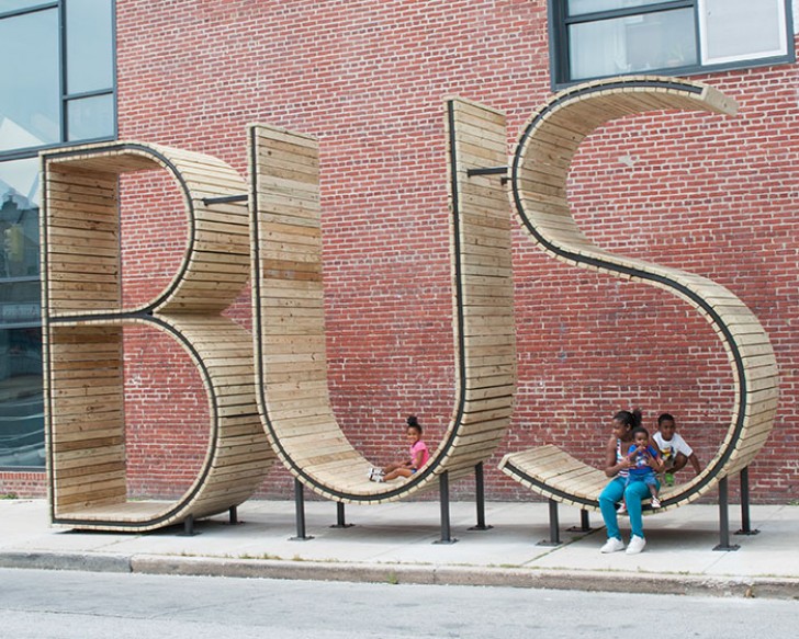 Un banc original pour attendre l'arrivée du bus.