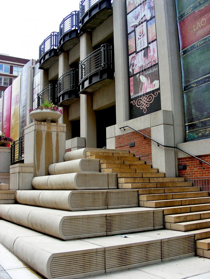 La Bibliothèque publique de Kansas City vous accueille ainsi.
