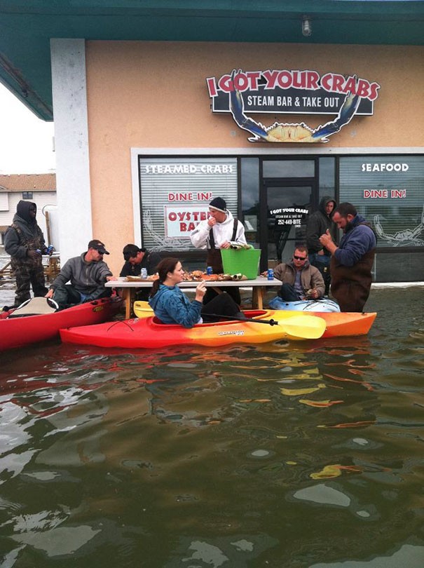 A hurricane has just passed but they do not lose heart! It's the perfect moment to use their kayak!