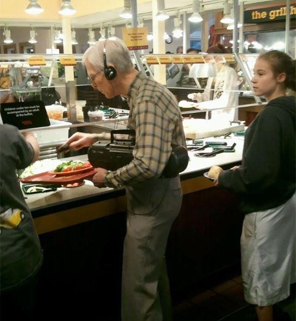 Este hombre se niega abrazar la modernidad.