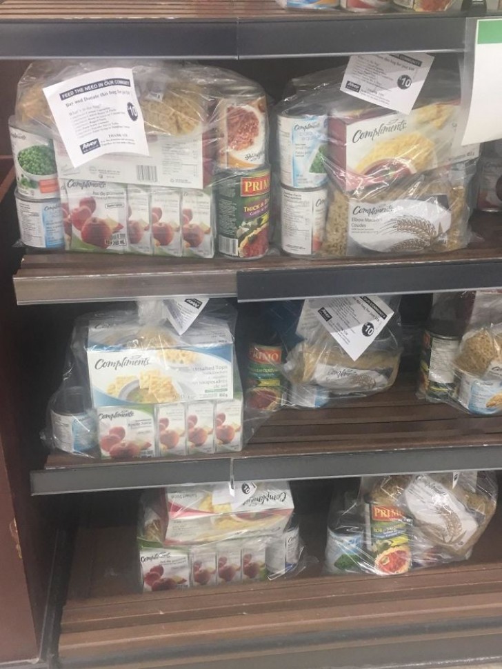 1. Questo supermercato vende confezioni di cibo già pronte per essere donate ai senzatetto o alle associazioni umanitarie.