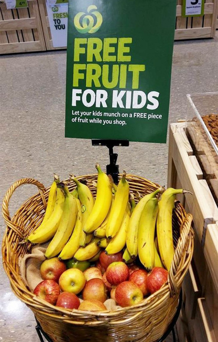 8. Qui ogni bambino e bambina che si trova a fare la spesa coi genitori può prendere un frutto dal cesto e mangiarlo senza doverlo pagare.