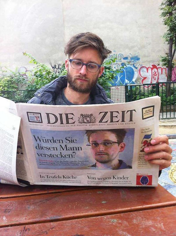 Questo ragazzo dovrebbe fare attenzione... Potrebbe essere scambiato per Snowden e arrestato!