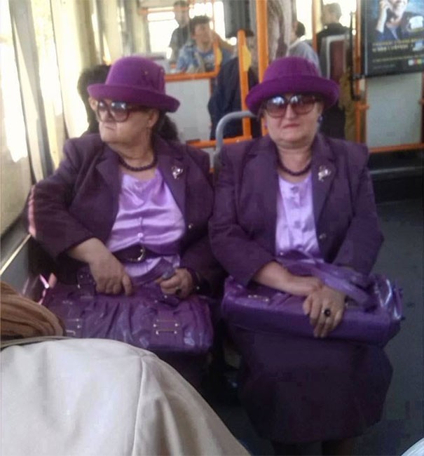 Les dames en violet.