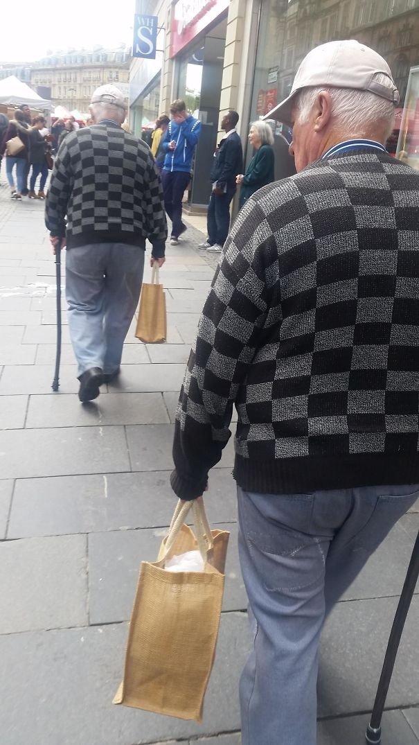 Ok. estos dos son hermanos gemelos que no han dejado nunca de vestirse del mismo modo.