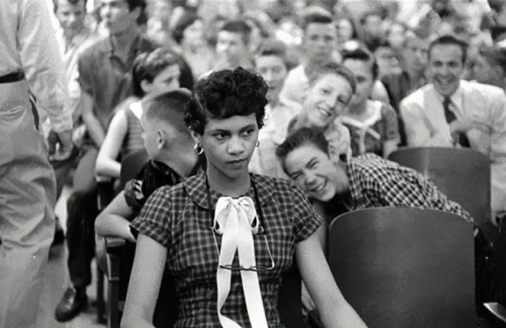 Dorothy Counts war die erste junge Frau, die eine Schule besuchte, sie zuvor nur Weißen zugänglich gewesen war. Ihre neuen Schulkameraden machen sich über sie lustig. Charlotte, 1957.